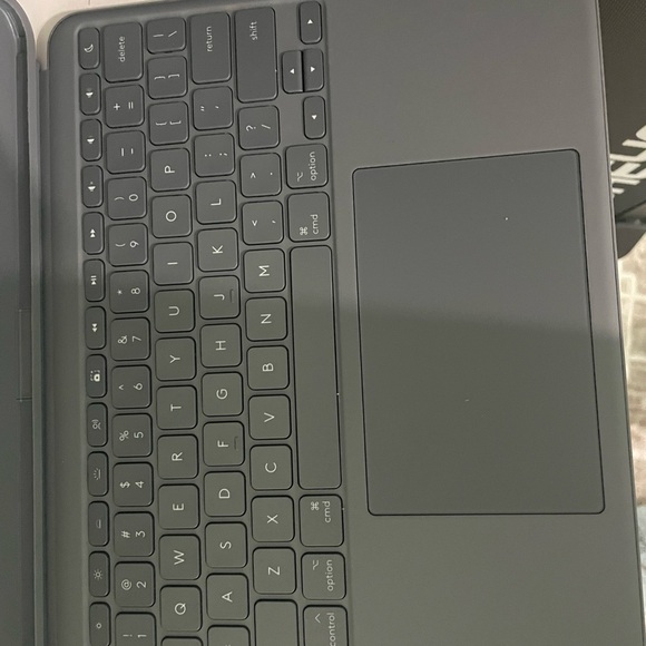 Logitech combo touch detattachable keyboard for iPad - Picture 3 of 4